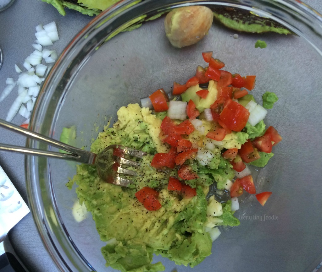 Homemade #guacamole is a #healthy and #delicious snack that kids can help make. It's so tasty they won't even realize they are eating their vegetables! recipe from teeny tiny foodie #kidsinthekitchen #KidsCookMonday