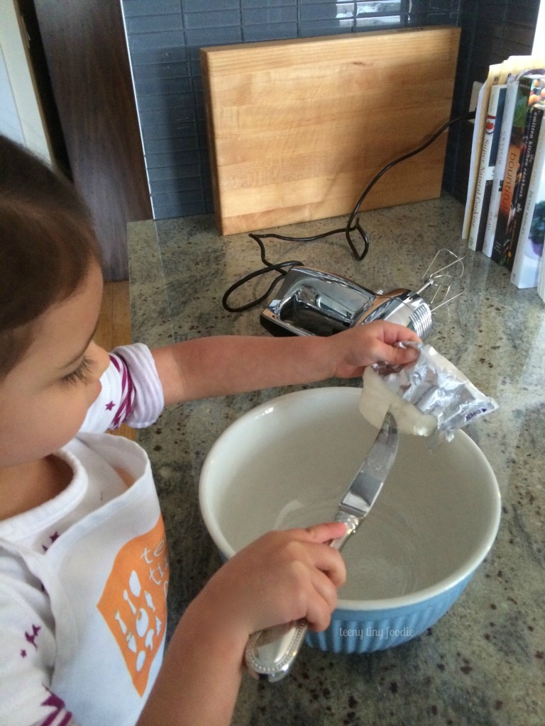 Carrot Cake Muffins with Very Vanilla Frosting by teeny tiny foodie are a #delicious #treat you can make with your kids. #kidsinthekitchen #toddlerscancook #KidsCookMonday