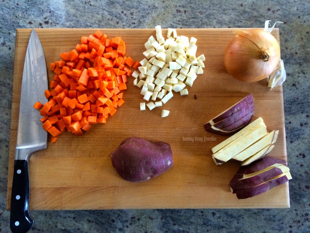 Sweet Potato Chili from teeny tiny foodie is an #easy #vegan #make #ahead #recipe for your #Superbowl #party!